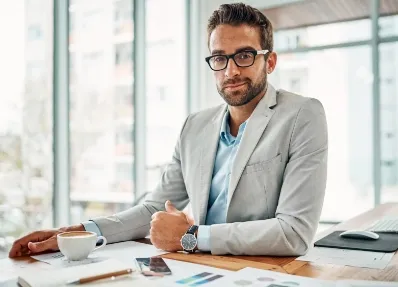 Ein Mann im Anzug im Büro