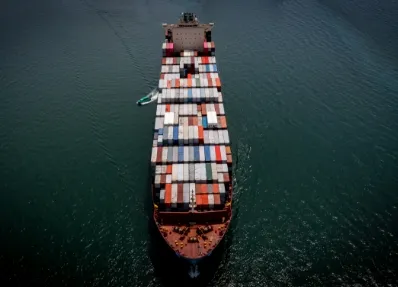 Ein Container-Schiff im Ozean