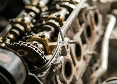 Blick in einen Motorraum während der Reparatur