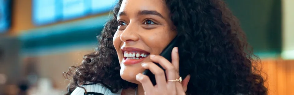 Eine junge Frau telefoniert am Handy